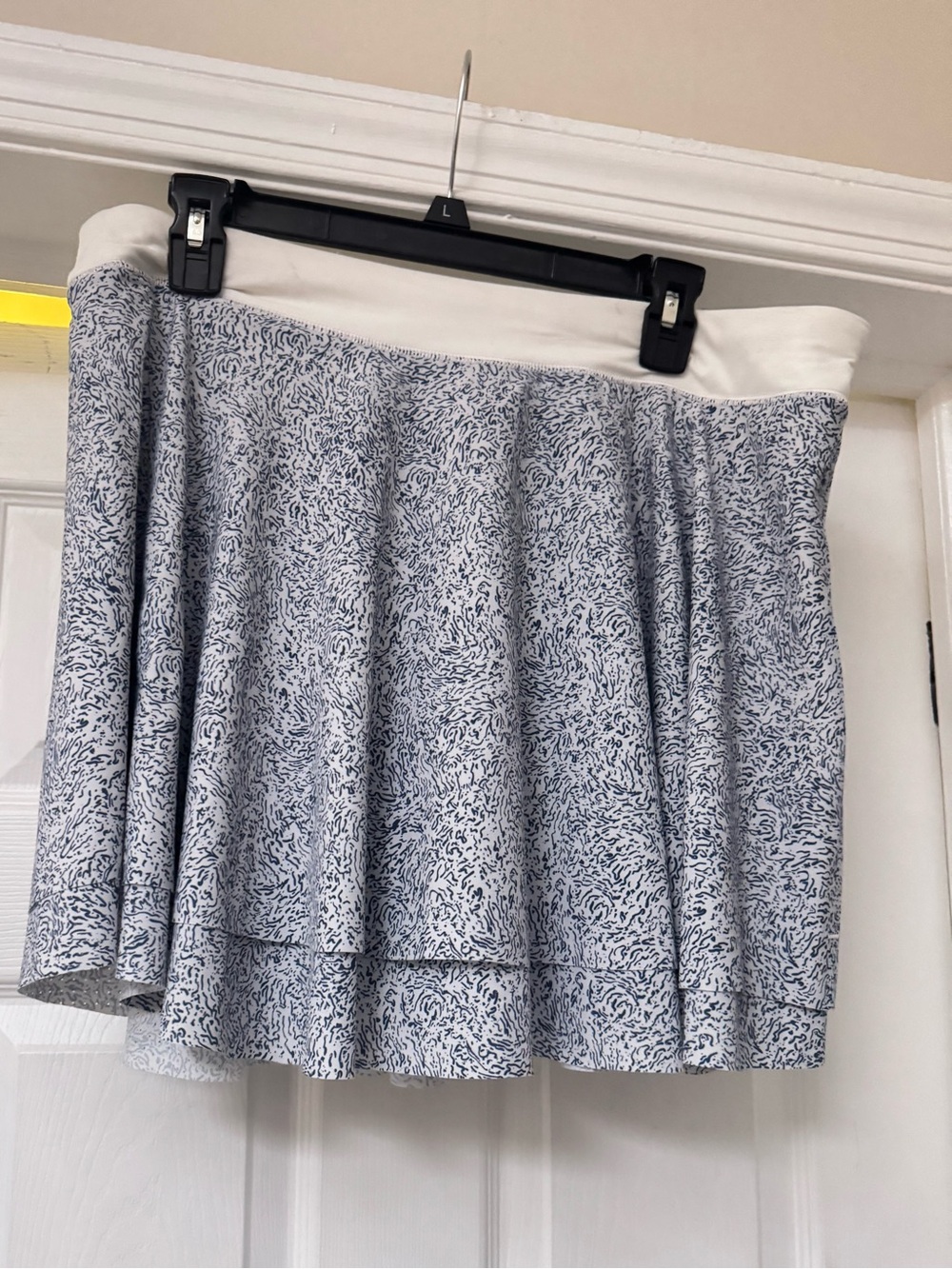 CALIA by Carrie Underwood White Waist Blue Patterned Tiered Skort